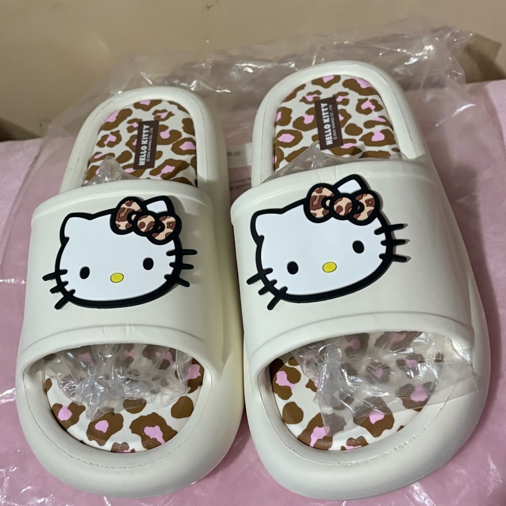 Easter Sale! Hello Kitty slides women’s 7/8 (38-39) New